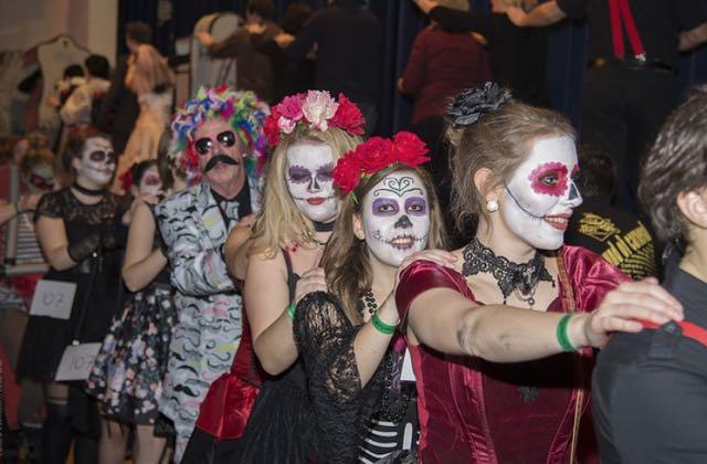 Doe de achterwaartse polonaise